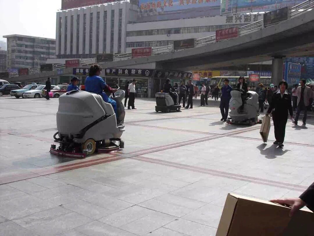 驾驶式洗地机