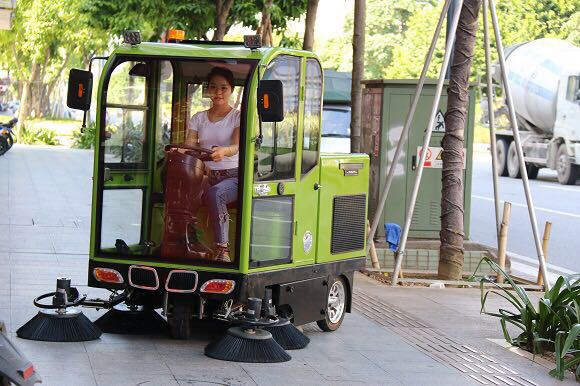 驾驶式扫地车