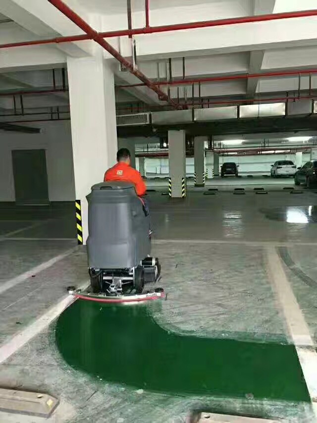 驾驶式洗地机
